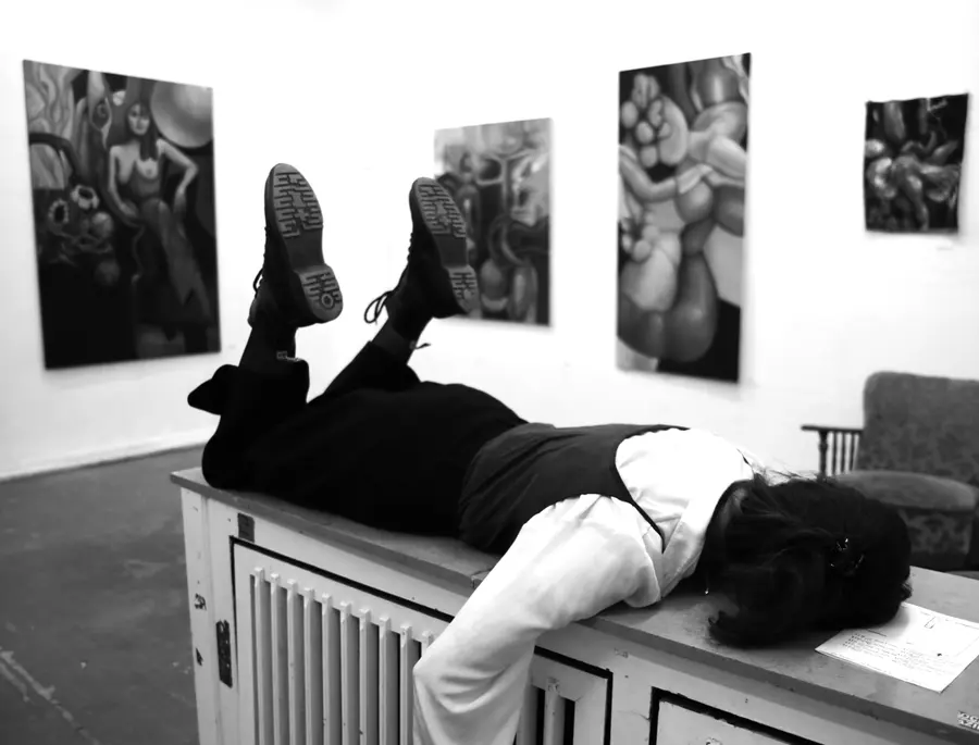 Lea Karow in ihrem Atelier, umgeben von ihren Gemälden